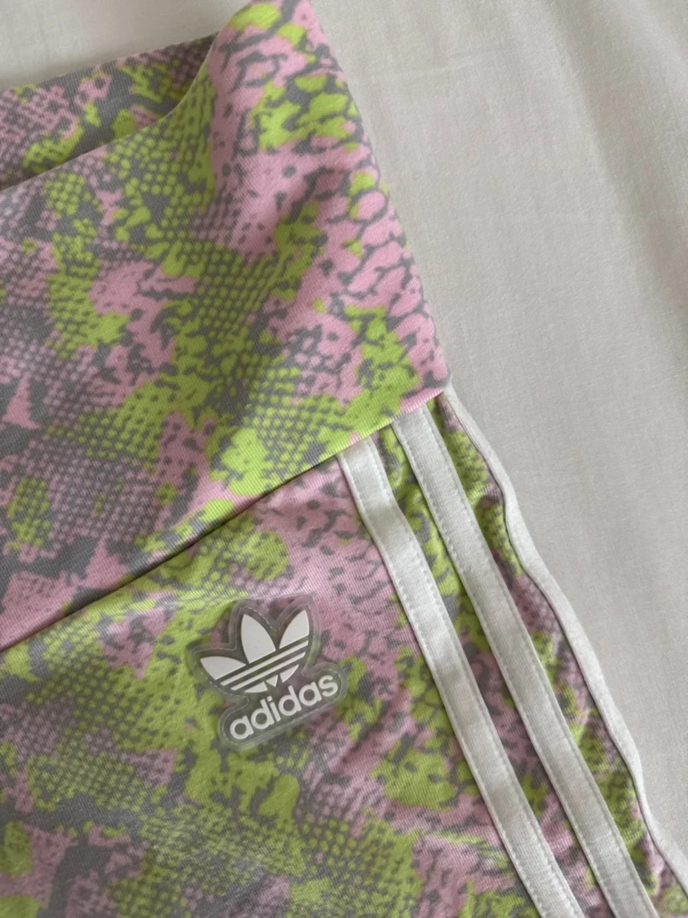 Adidas Women’s Pink & Green snake print High-Waist biker Shorts size XS